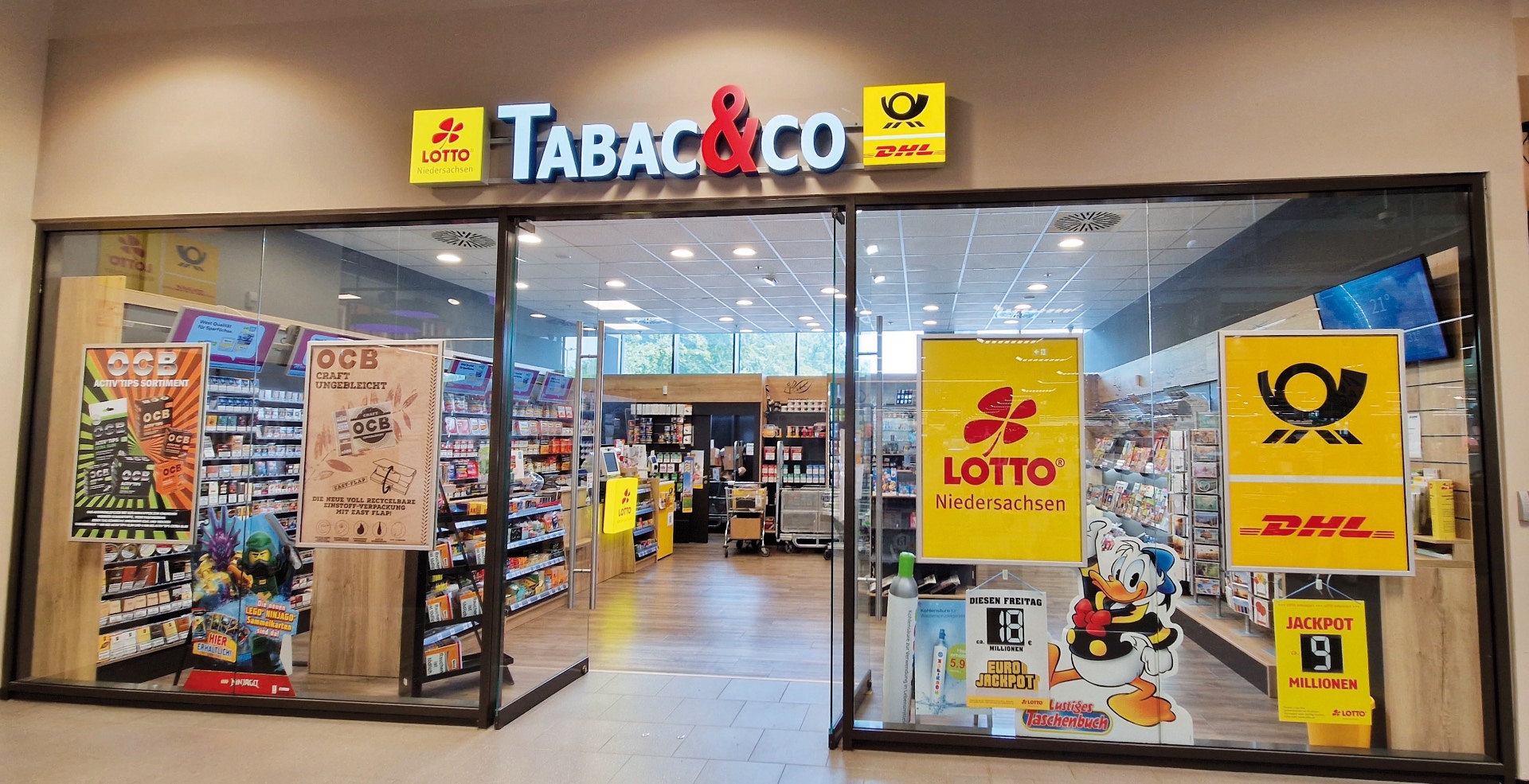 Eröffneter Tabac&Co Laden in Center-Passage mit beleuchtetem Marken-Schild, Lotto-Annahmestelle sowie Post- und DHL-Services